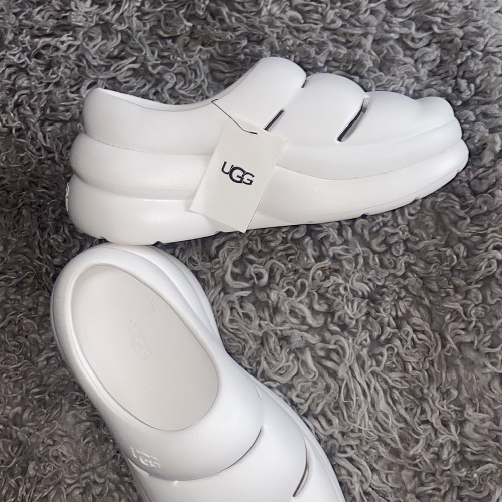 Comfy ugg clogs